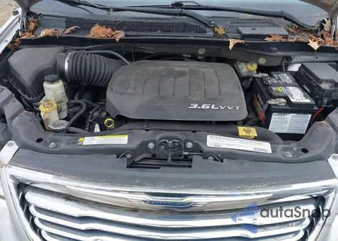 2012 Chrysler Town & Country Touring z USA, uszkodzony, nr VIN 2C4RC1BG2CR331106